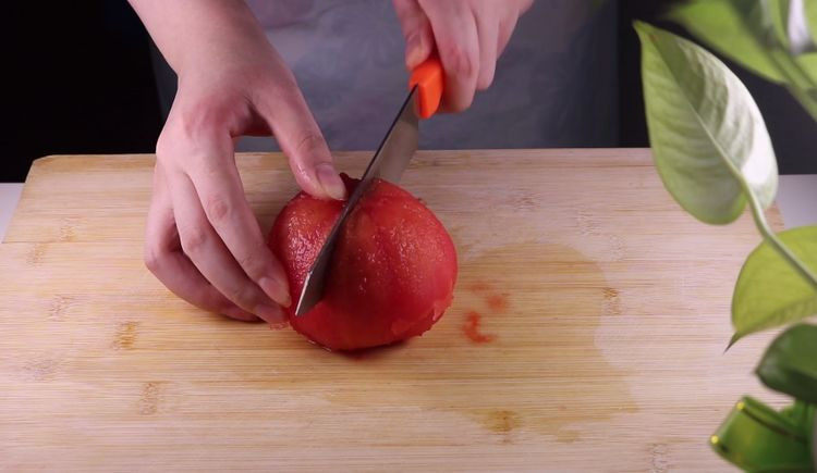 最普通的西红柿炒鸡蛋，这样吃瞬间变高大上,接着用刀子将番茄切成两半，这里用的蛋少取一半的量就够了。然后将番茄切成小丁（去皮的番茄切碎后更容易入味）。