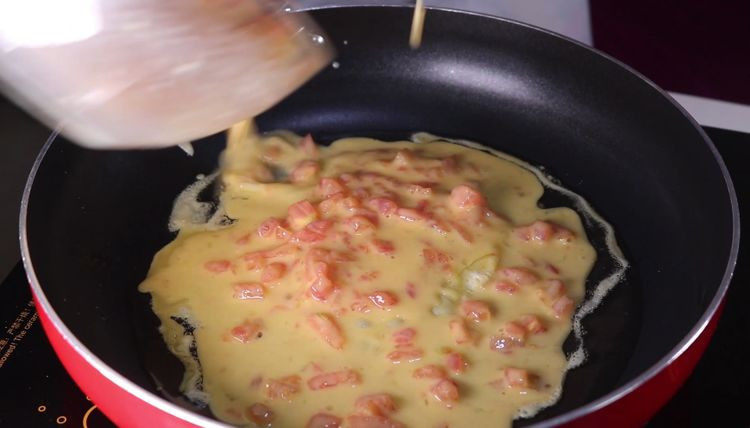 最普通的西红柿炒鸡蛋，这样吃瞬间变高大上,锅烧热，倒入适量的植物油，油热后将之前拌匀的番茄鸡蛋液倒入锅中。将蛋液摊匀。