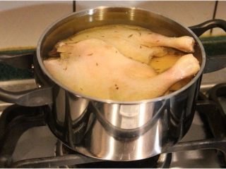 油封鸭腿,将鸭腿清洗掉盐份及拭干后，放入鹅油中，以微小火加热，不要煮到冒泡或滚起。一般维持在100℃左右低温慢煮。