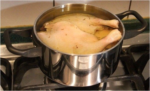 油封鸭腿,将鸭腿清洗掉盐份及拭干后，放入鹅油中，以微小火加热，不要煮到冒泡或滚起。一般维持在100℃左右低温慢煮。