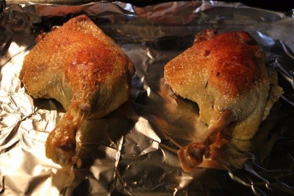 油封鸭腿,将鸭腿放入预热160℃的烤箱，烤15分钟。