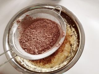 超润巧克力蛋糕,把粉类拌匀，过筛一半至混合物中，拌一下，