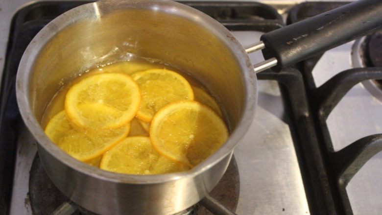 翻转柳橙蛋糕,煮约5分钟，稍稍收汁后熄火，柳橙片和剩余汁液放冷备用。