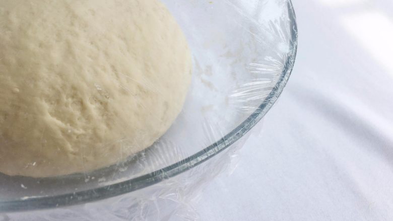 法式蓝带面包,放入盆里，盖上保鲜膜室温发酵大约45分钟至原来面团的2-3倍大小；