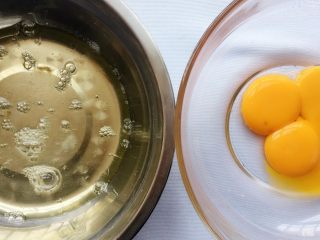 红糖红枣戚风蛋糕,鸡蛋蛋清分离；
装蛋清的盆要干净无油无水；
