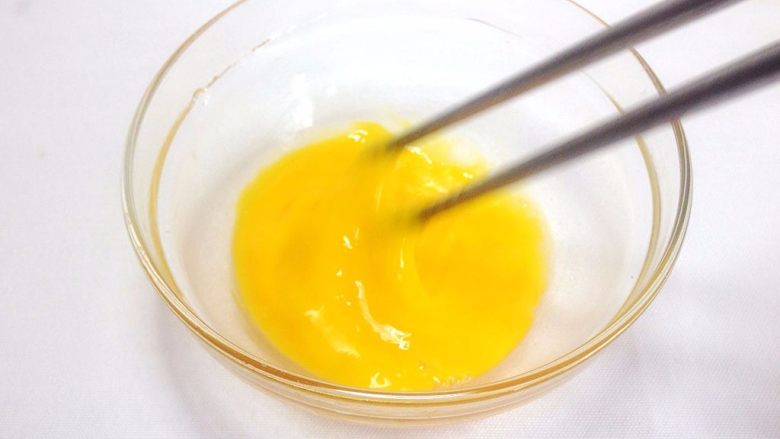 奶香小米布丁,鸡蛋磕入碗里，搅打均匀；