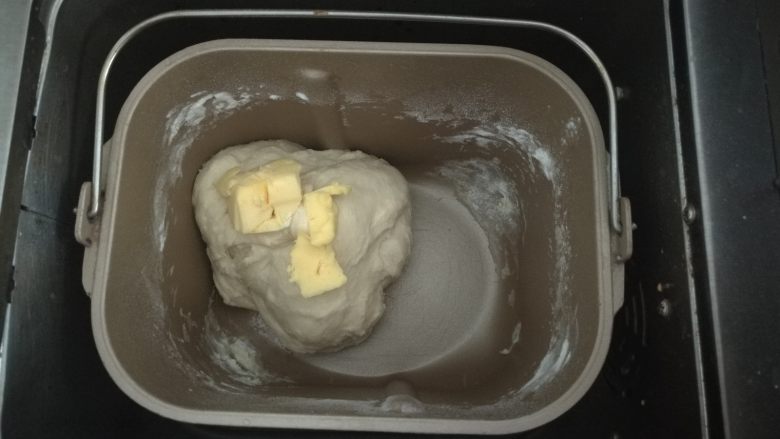 小刺猬豆沙包,启动面包机和面程序10分钟。时间到后，暂停5分钟后加入黄油，继续和面20分钟。