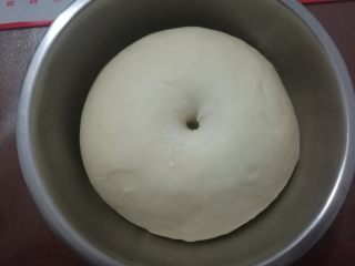 小刺猬豆沙包,面团发酵到2倍大，用手指沾干面粉戳个洞不回缩不塌陷表示发酵完成。