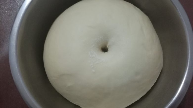 小刺猬豆沙包,面团发酵到2倍大，用手指沾干面粉戳个洞不回缩不塌陷表示发酵完成。