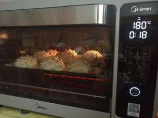 小刺猬豆沙包,面包坯发酵到2倍大，取出预热烤箱，上下火170度烘烤18分钟即可。（温度和时间仅供参考，具体还要根据自家烤箱适当调整）