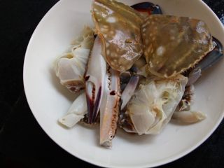 坤博砂锅海鲜粥,分割成小块。