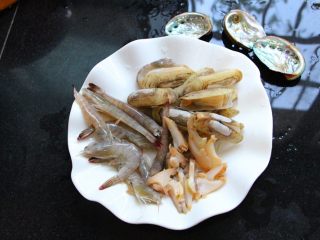 坤博砂锅海鲜粥,鲍鱼切片，虾和指甲贝洗干净