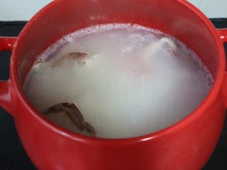 坤博砂锅海鲜粥,熬了20分钟的粥加入螃蟹鲍鱼丝，切碎的姜丝和一勺植物油