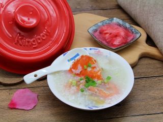 坤博砂锅海鲜粥,出锅后撒上盐和小葱就可以了。