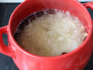 砂锅银耳莲子汤,加入砂锅中的食材里，同时加入适量的冰糖，盖上盖子小火再煮20分钟