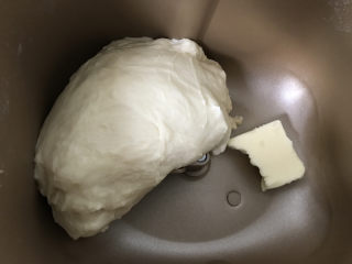 12连汉堡小面包,开启揉面程序，揉至面团拓展阶段时，加入黄油。