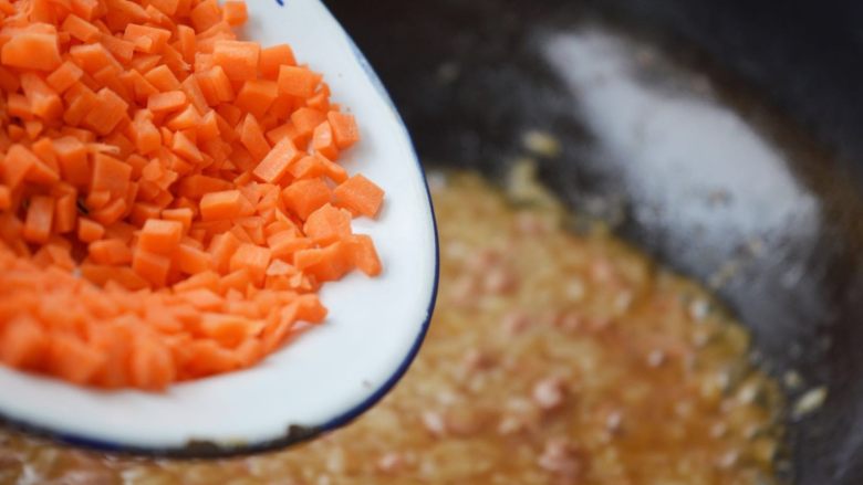 珍馐紫薯烧麦,放入胡萝卜碎，略加翻炒