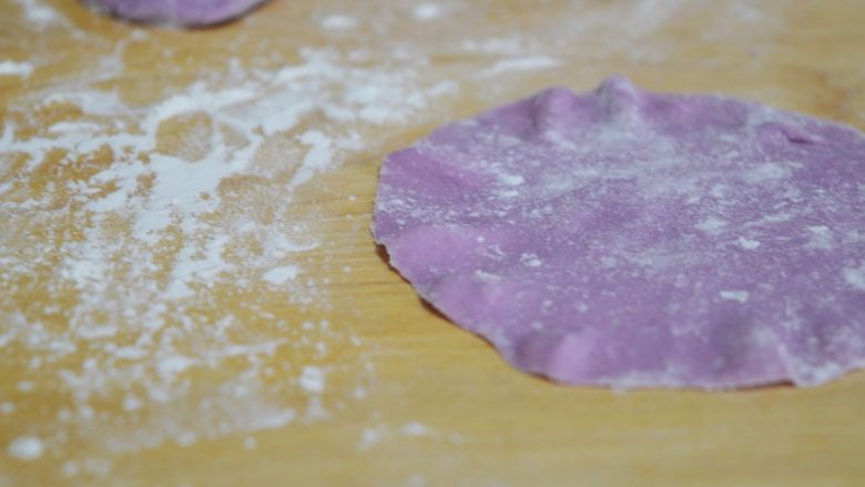 珍馐紫薯烧麦,边缘处再用力压一下，压出花边
