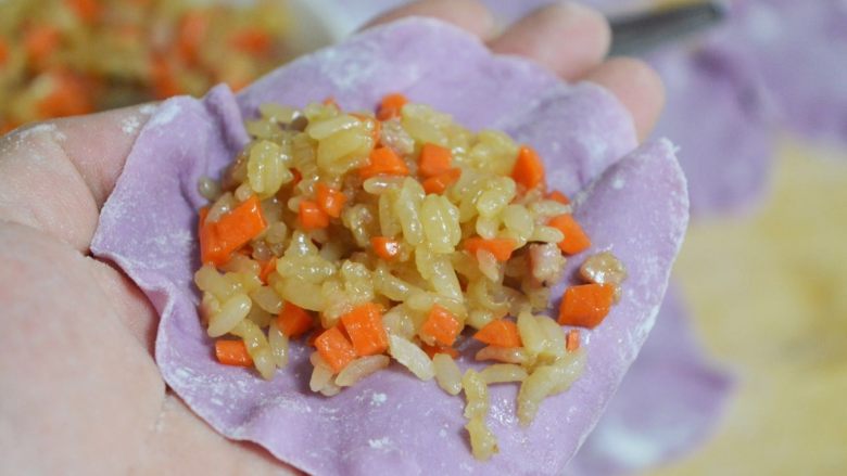 珍馐紫薯烧麦,取适量的糯米馅放在面皮上