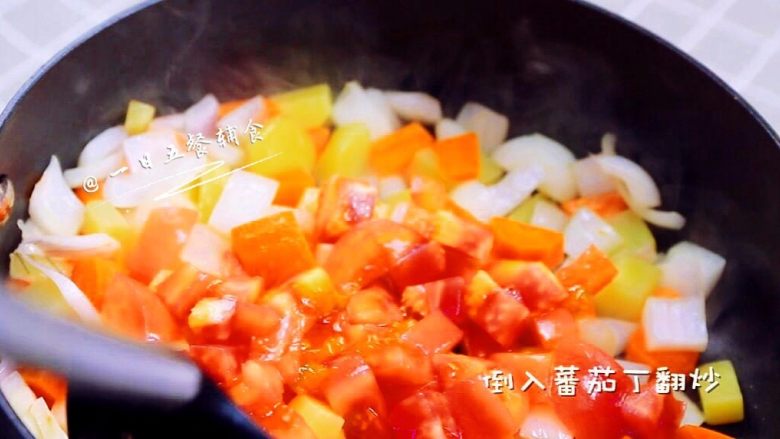 宝宝版罗宋汤 宝宝辅食，牛里脊肉+土豆,紧跟着倒入番茄丁炒。