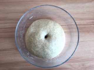 全麦面包,发酵到原来面团的2倍-3倍大小时，戳个洞不回缩就表示成功了，
然后进行排气；
