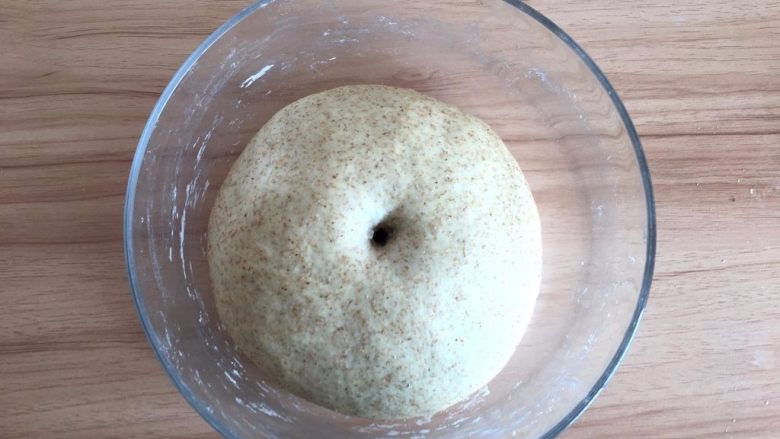 全麦面包,发酵到原来面团的2倍-3倍大小时，戳个洞不回缩就表示成功了，
然后进行排气；
