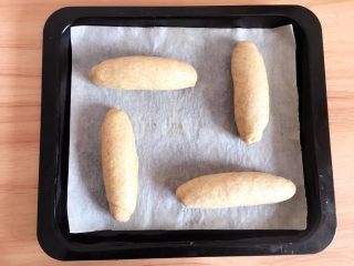 全麦面包,从一边开始卷起来
(一定要卷实)
接口要向下放，放在烤盘上