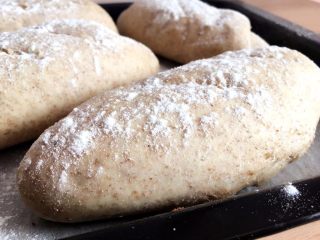 全麦面包,再次发酵
发酵到原来面团大小的2-2.5倍
用刀划2下
撒一些糖粉或干面粉