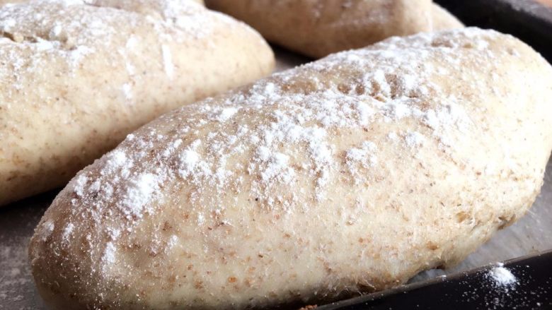 全麦面包,再次发酵
发酵到原来面团大小的2-2.5倍
用刀划2下
撒一些糖粉或干面粉