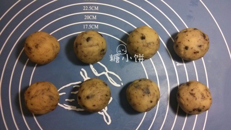 黑美人【奶香曲奇广式月饼】附：自制芸豆馅,分割成8个搓圆备用，每个重约35G