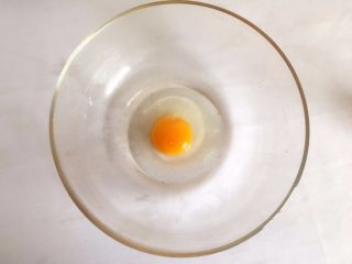 健康无添加【自制小馒头】,鸡蛋磕入一个稍大的盆里
用手动打蛋器搅打均匀；