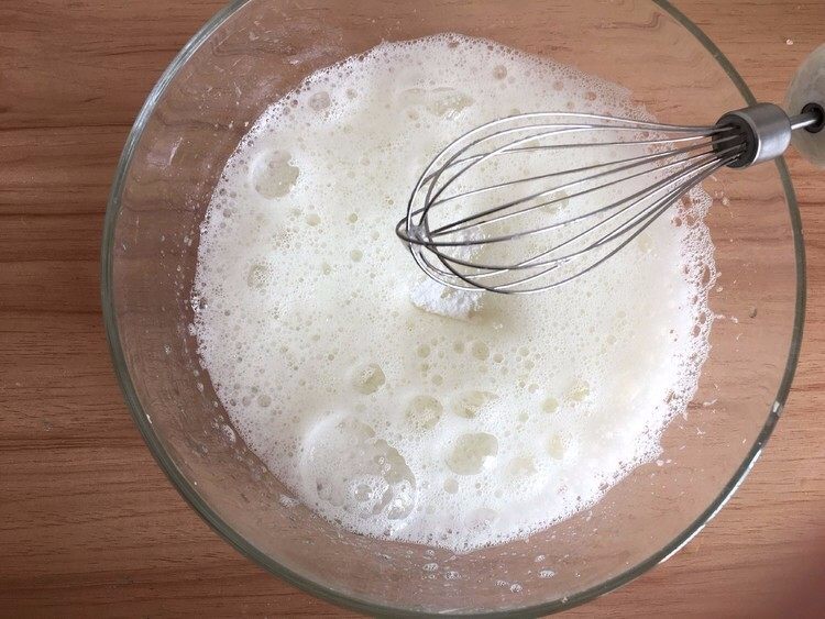 原味蛋糕卷,蛋清加几滴柠檬汁或白醋，打到大气泡时，加入3\1白砂糖
