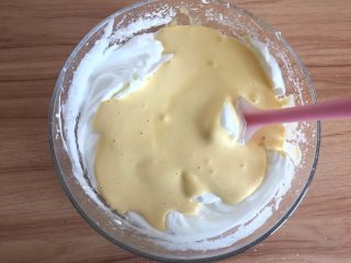 原味蛋糕卷,拌好的蛋黄糊全部倒入剩下的蛋白里，用同样的方式拌均匀