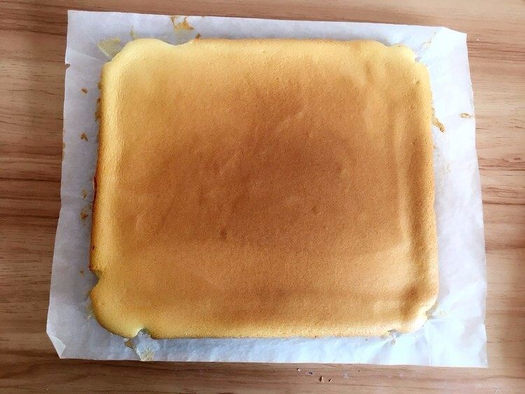 原味蛋糕卷,烤好后，连同油纸一起放到烤架上，稍稍冷却到余温