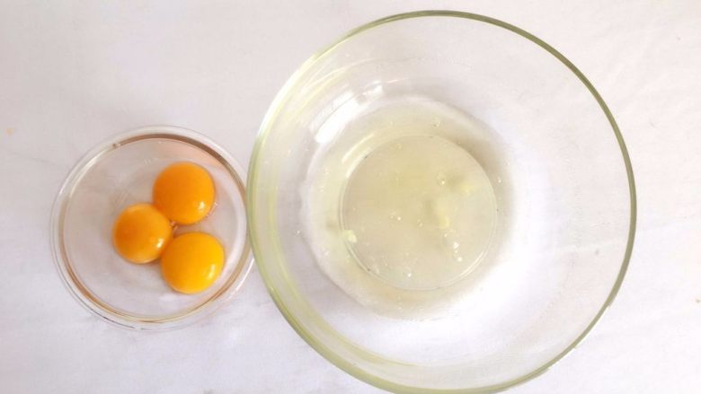 【无烤箱版】黑米蛋糕,蛋蛋清蛋黄分离；

TIPS1：准备2个干净无水无油的大盆，
一个放蛋清一个放蛋黄，
放蛋清的盆要稍大些；