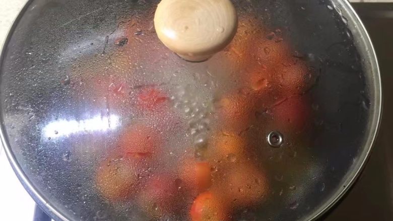 桂花山楂糖水,
转小火煮10分钟，喜欢粘稠一点的汤汁可以多煮一会。