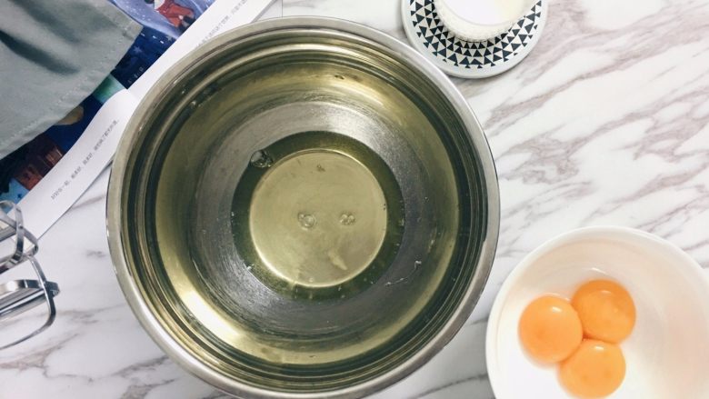 如何轻松制作一个完美的Pancake,蛋清、蛋黄分离，蛋清必须放在无油无水的容器中，否则打发不起来。