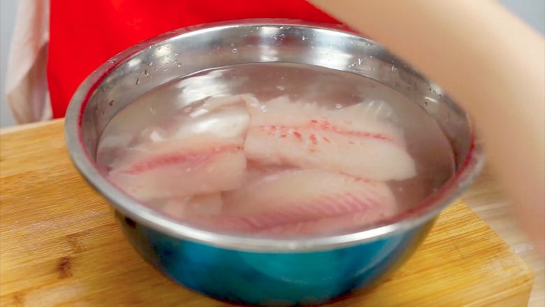 鱼丸自己动手做，又鲜又美味~,将鱼肉放在清水浸泡30分钟