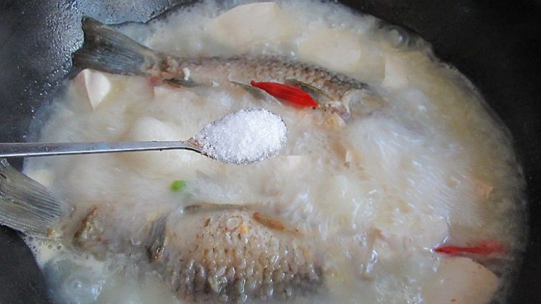想补钙就喝鲫鱼豆腐汤,熬至汤发白，调入盐