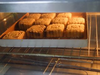 豆沙广式月饼制作方法,烤箱预热180度，中层，上下火，烤5-7分钟定型。