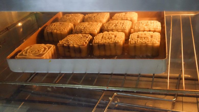 豆沙广式月饼制作方法,烤箱预热180度，中层，上下火，烤5-7分钟定型。