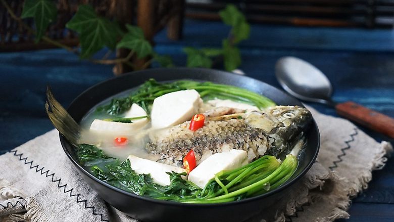 想补钙就喝鲫鱼豆腐汤,趁热装盘享受鲜美的鱼汤吧
