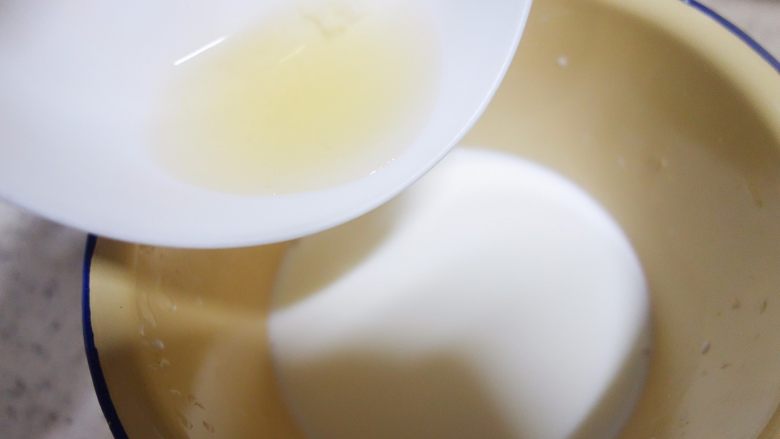 香草慕斯独角兽慕斯.,将100g牛奶回温，加入融化的吉利丁液，吉利丁隔水融化不要超过50度不然会影响凝固