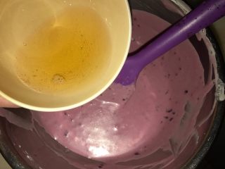 桑葚蓝莓慕斯蛋糕,吉利丁片提前用冰水泡半小时，挤干水后隔水融化后倒入果酱奶油奶酪里拌匀。