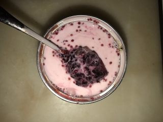 桑葚蓝莓慕斯蛋糕,自制的桑葚酱和蓝莓酱加入酸奶拌匀。也可以用市售的果酱，用随便单一一种就可以，我用两种是因为量不够，混着用。