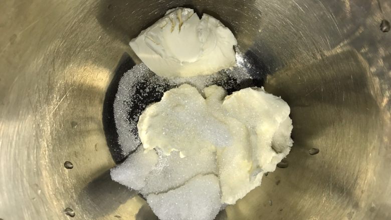 桑葚蓝莓慕斯蛋糕,制作慕斯：奶油奶酪室温软化，加细砂糖打发均匀顺滑。如果冬天奶油奶酪隔水软化。