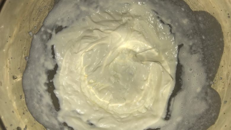 桑葚蓝莓慕斯蛋糕, 淡奶油打至6分发，能流动状态。