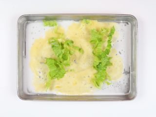 自制鸡蛋青菜肠粉,加入鸡蛋液，撒入少量的生菜。