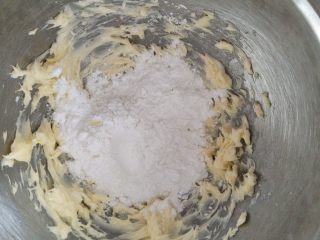抹茶小饼干, 加入糖粉和盐继续打发