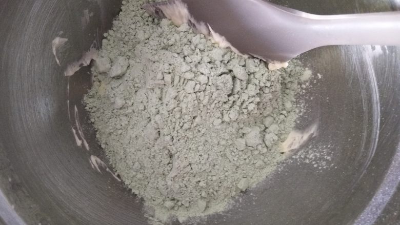 抹茶小饼干,加入过筛的抹茶粉和低粉，用硅胶刀拌匀